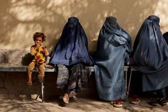 Menina afegã ao lado de três mulheres de burca em hospital de Cabul
05/10/2021
REUTERS/Jorge Silva