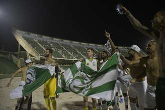 Jogadores do Goiás comemoram acesso