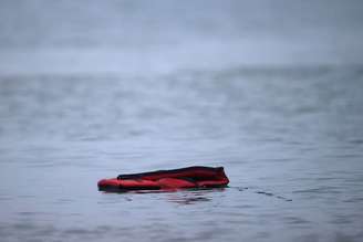 Colete salva-vidas boiando no Canal da Mancha
24/11/2021
REUTERS/Gonzalo Fuentes