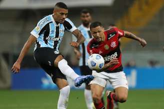 Flamengo abre 2 a 0, mas vacila e cede empate ao Grêmio