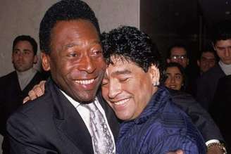 Pelé publicou foto abraçando Maradona para homenagear ex-atleta (Reprodução / Twitter)