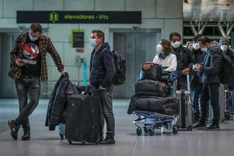 Passageiros no terminal de embarque do Aeroporto de Lisboa, em Portugal