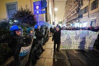 Protesto contra certificado sanitário em Turim, norte da Itália