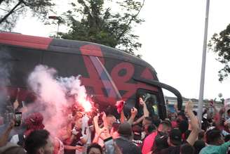 Torcida do Flamengo fez muita festa antes do embarque do time para o Uruguai