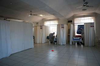 Profissionais de saúde tratam de paciente em hospital de campanha em Johanesburgo
11/07/2021 REUTERS/ Sumaya Hisham
