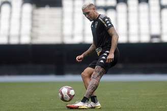 Rafael Navarro com a tatuagem do Estádio Nilton Santos (Foto: Vítor Silva/Botafogo)