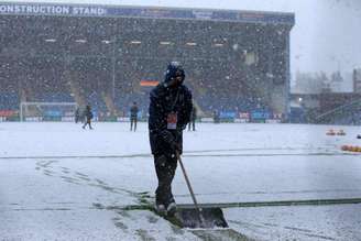 Jogo entre Burnley e Tottenham foi adiado (Foto: LINDSEY PARNABY / AFP)