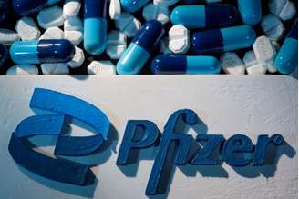 Logo da Pfizer ao lado de comprimidos fabricados pela farmacêutica em foto de ilustração
29/09/2021 REUTERS/Dado Ruvic