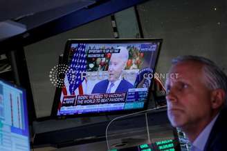 Operador na Bolsa de Nova York assiste a pronunciamento do presidente dos EUA, Joe Biden, sobre a variante ômicron do coronavírus, em 29 de novembro de 2021. REUTERS/Brendan McDermid