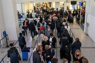 Passageiros no Aeroporto Internacional Newark Liberty em Newark, nos Estados Unidos
24/11/2021 REUTERS/Eduardo Munoz