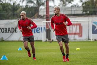 Matheuzinho, à esquerda, e Andreas, à direita, em treino do Flamengo (Foto: Alexandre Vidal/Flamengo)