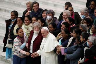 Papa Francisco entre fiéis após audiência semanal no Vaticano
01/12/2021 REUTERS/Yara Nardi