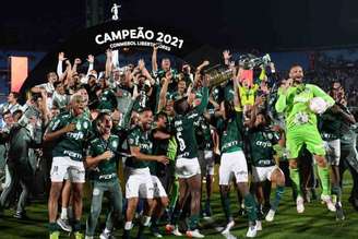 Elenco do Palmeiras comemora o tricampeonato da Libertadores (PABLO PORCIUNCULA/AFP)
