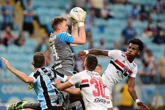 Calleri observa o goleiro Gabriel Chapecó agarrar a bola na derrota desta quinta (Foto: Ricardo Rimoli/LANCEPRESS!)