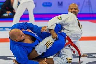 Igor Silva comemorando o título no pódio do World Pro Master (Foto: UAEJJF)