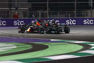 Lewis Hamilton travou intensa batalha com Max Verstappen na corrida 