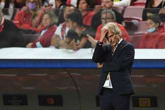 Jorge Jesus é contestado por torcedores do Benfica (Foto: PATRICIA DE MELO MOREIRA / AFP)