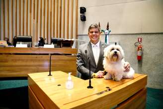 Daniel Donizet com seu cachorro, Beethoven, na Câmara Legislativa do DF