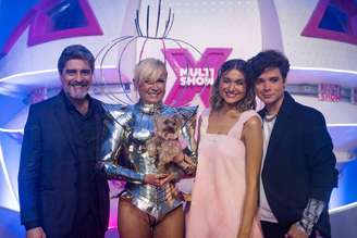 Além de descer na nave, Xuxa levou a cachorrinha Doralice ao palco do Multishow, com Juno, Sasha e João Figueiredo  