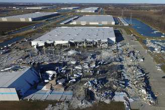 Destruição após passagem de tornado em Illinois, nos EUA