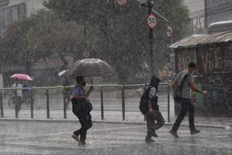 De acordo com o CGE, temporal desta segunda-feira também fez com que o córrego Mooca transbordasse na altura de Vila Prudente, em SP. 