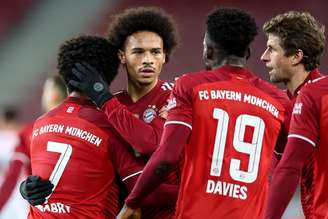 Com show de Gnabry e dois de Lewandowski, líder Bayern goleia Stuttgart e dispara no Alemão