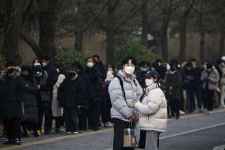 Pessoas aguardam em fila para fazer teste de Covid-19 em Seul, na Coreia do Sul
15/12/2021 REUTERS/Kim Hong-Ji