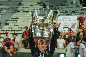 Cuca posa com o troféu da Copa do Brasil