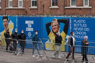 Pessoas aguardam na fila de vacinação no estádio do Chelsea,  em Londres
