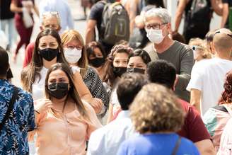 Pedestres são vistos usando máscaras de proteção na Avenida Paulista, na região central de São Paulo