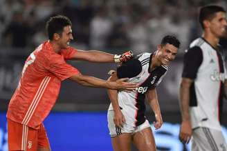 Buffon e Cristiano Ronaldo na passagem pela Juventus (Foto: HECTOR RETAMAL / AFP)