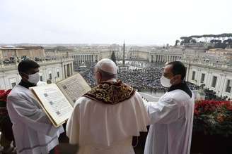 Em bênção 'Urbi et Orbi', Papa Francisco citou os problemas do mundo atual