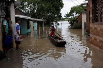 Sob temor de mais cheias, Bahia corre para tirar moradores