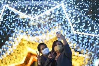 Pessoas visitam decoração iluminada antes dos feriados de fim de ano em Bangcoc, na Tailândia 23/12/2021 REUTERS/Chalinee Thirasupa