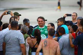 Bolsonaro posta novo vídeo provocando aglomeração em praia