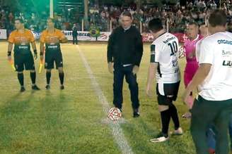 Bolsonaro participou do jogo, dando o ponta pé inicial, na partida beneficente transmitida na TV aberta