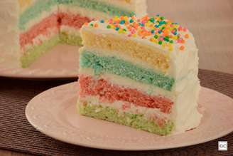 Guia da Cozinha - Bolo arco-íris de gelatina para conquistar a criançada