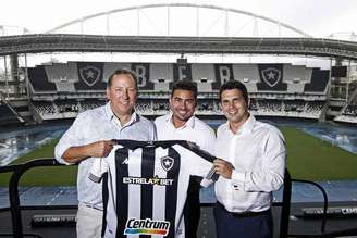 John Textor com Thairo Arruda e Danilo Caixiero no Botafogo (Foto: Vítor Silva/Botafogo)