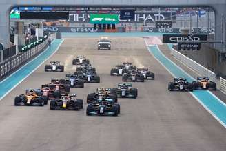 A largada do polêmico GP de Abu Dhabi de 2021
