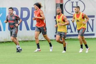Antonio Gómez em atividade junto a jogadores do elenco do Flamengo (Foto: Marcelo Cortes / Flamengo)