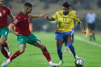 Hakimi marcou gol de falta para evitar derrota de Marrocos para o Gabão na CAN (Foto: KENZO TRIBOUILLARD / AFP)