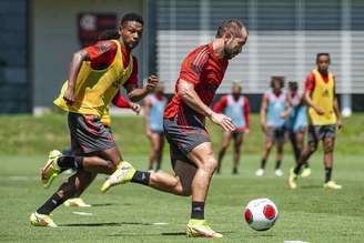 O meia Everton Ribeiro durante atividade no Ninho do Urubu (Foto: Alexandre Vidal/Flamengo)