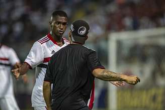 Torcedor invade campo e tenta esfaquear jogador do Palmeiras