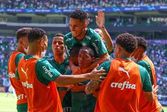 Endrick do Palmeiras comemora seu gol durante final da Copinha contra o Santos