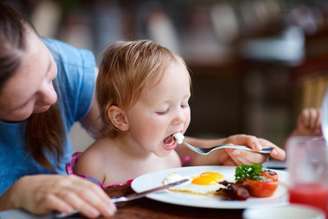 A introdução alimentar: jeito de começar faz toda a diferença na relação que seu bebê desenvolve com a comida (Foto: Shutterstock)