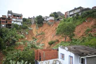 Deslizamento ocorre na cidade de Franco da Rocha, SP, após fortes chuvas desse domingo, 30.