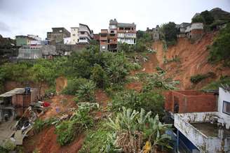 Deslizamento de terra deixa 8 soterrados em Franco da Rocha (SP)