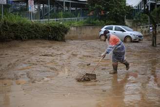 Fortes chuvas causam alagamentos e deslizamentos de terra na cidade de Franco da Rocha (SP), na segunda-feira (31)
