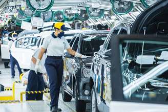 Funcionária trabalha em fábrica; Anfavea divulgou dados da  produção de veículos no Brasil em janeiro 