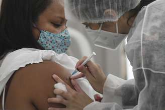 Mulher recebe vacina contra a covid-19 em Brasília
